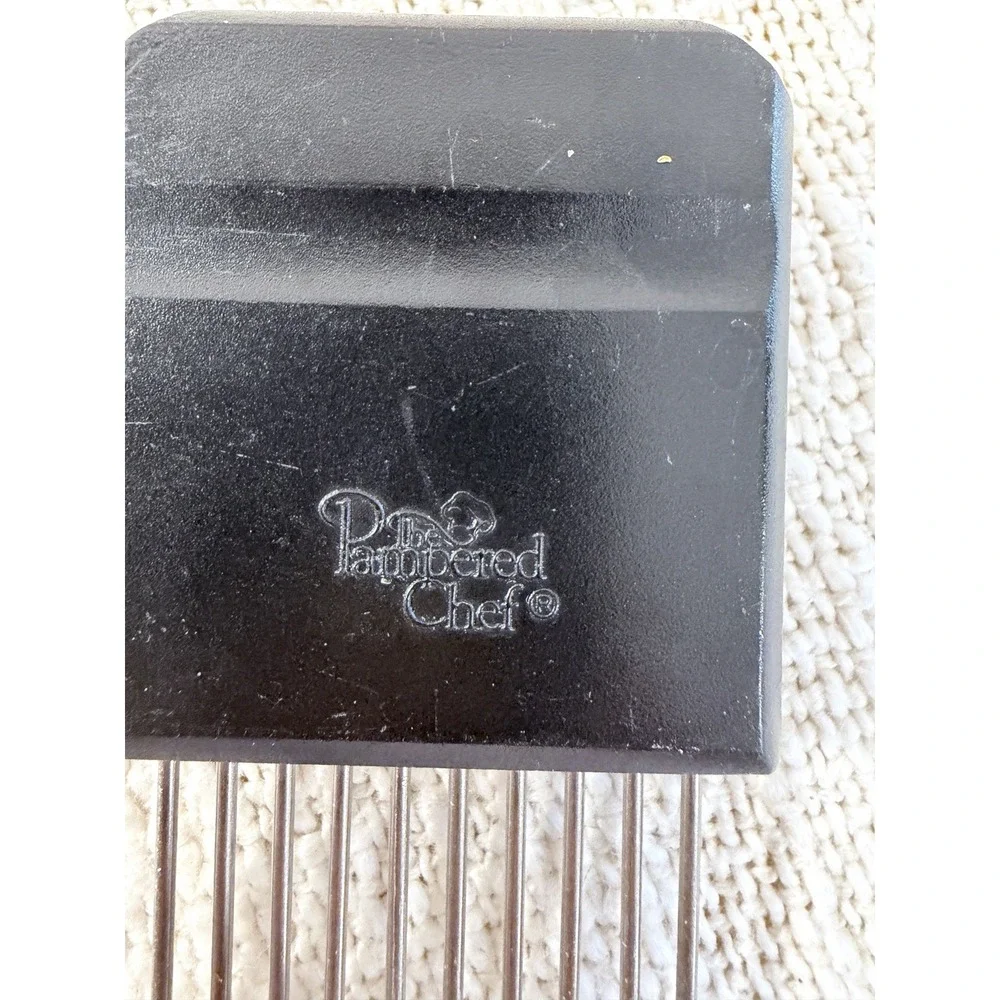 The Pampered Chef Hold N' Slice Kitchen Gadget